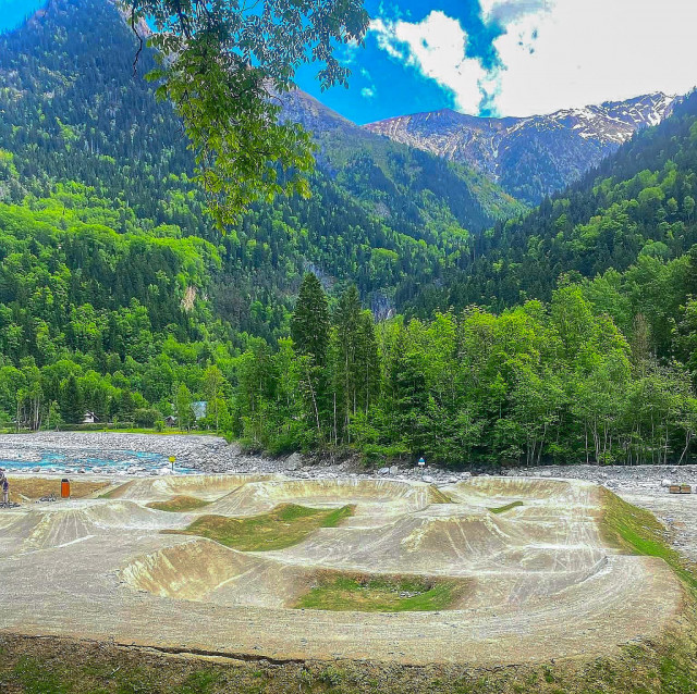 Pump track à côté du camping
