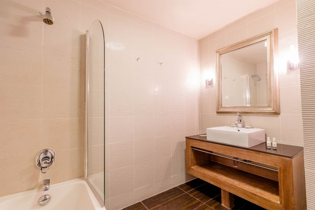 Family Room - bathroom - © Art Prism Family Room - bathroom