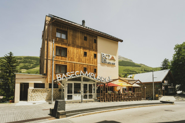 BASE CAMP LODGE - © Base Camp Lodge BASE CAMP LODGE