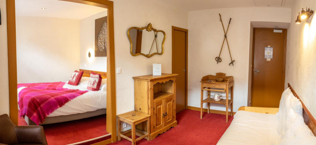 Chambre supérieure, Château Hôtel de la Muzelle - © Chantal GIRARD Chambre supérieure, Château Hôtel de la Muzelle