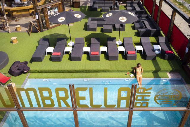 piscine umbrella.jpg - © XAVIER FERRAND piscine umbrella.jpg