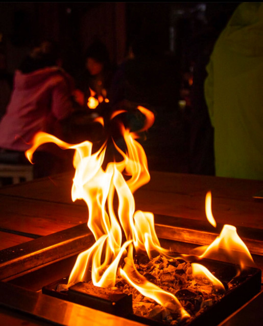 Le Sherpa - Restaurant - table de feu.jpg - © Hôtel Le Sherpa Le Sherpa - Restaurant - table de feu.jpg