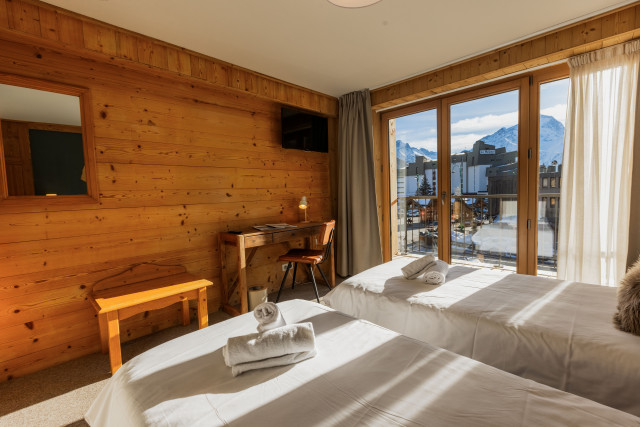 SHERPA_ROOMS_DBL ROOM BALC 5.JPG - © Hotel Le Sherpa SHERPA_ROOMS_DBL ROOM BALC 5.JPG