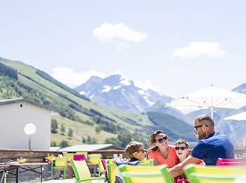 2 Alpes été terasse.jpg - © VILLAGES CLUBS DU SOLEIL 2 Alpes été terasse.jpg