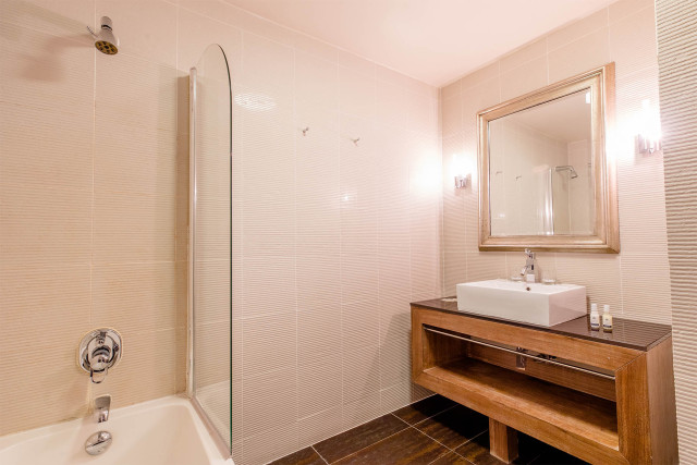Family Room - bathroom - © Art Prism Family Room - bathroom