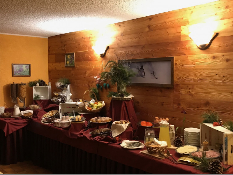 buffet_col_2.jpg