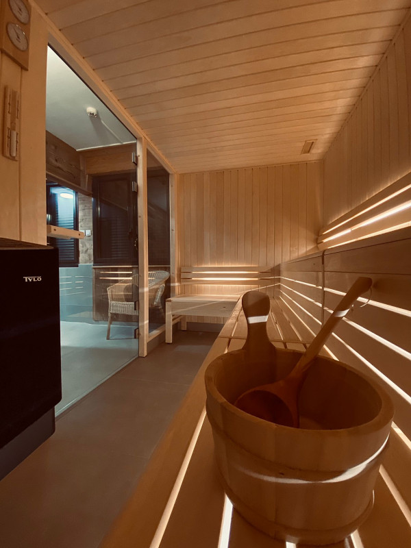 SAUNA SAUNA