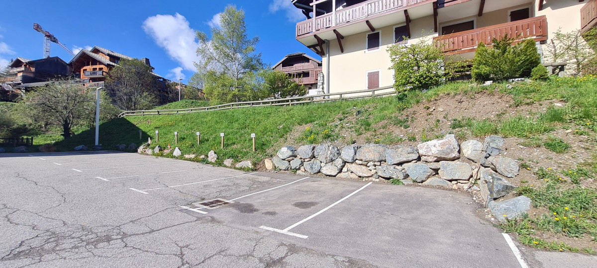 D217-les-chalets-d-or-les-2-alpes-parking-1