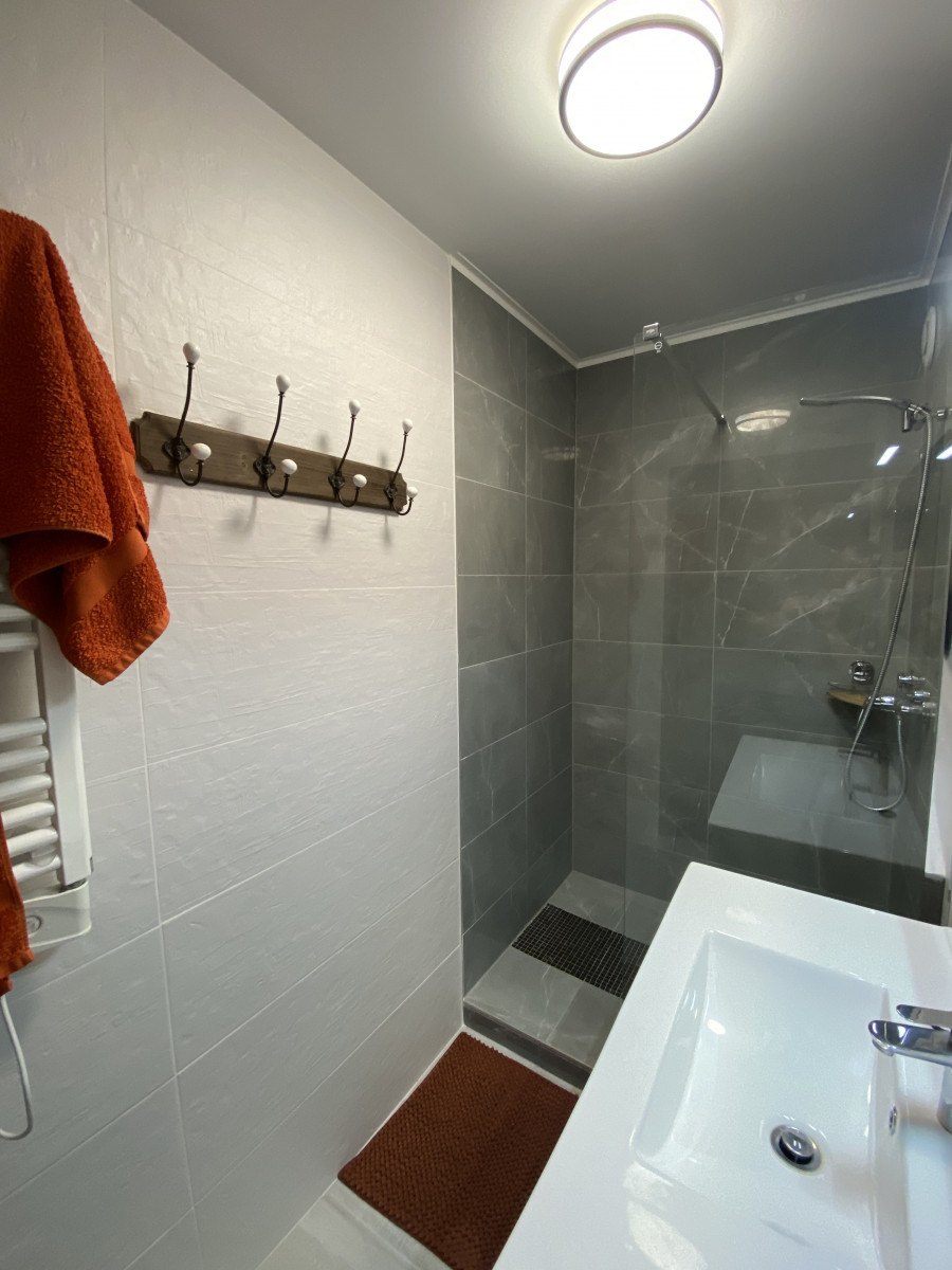 Salle d'eau avec douche italienne