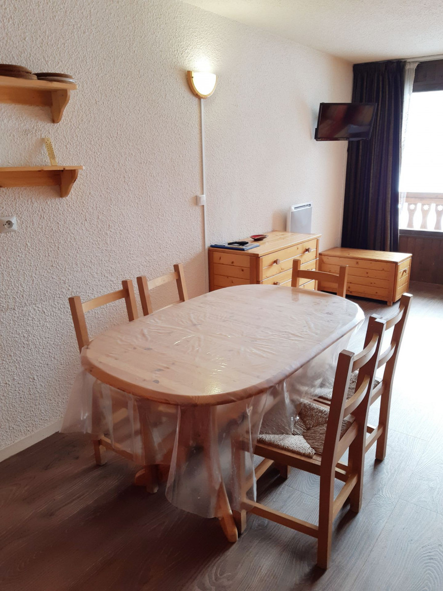 _lv_images__lot_0037250255_04_4273892