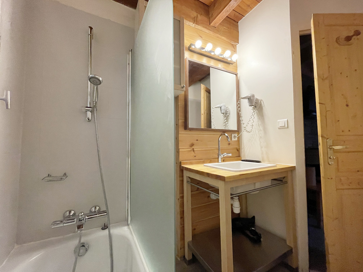 aigle-sdbbaindroiteparoi-4305387 aigle-sdbbaindroiteparoi-4305387