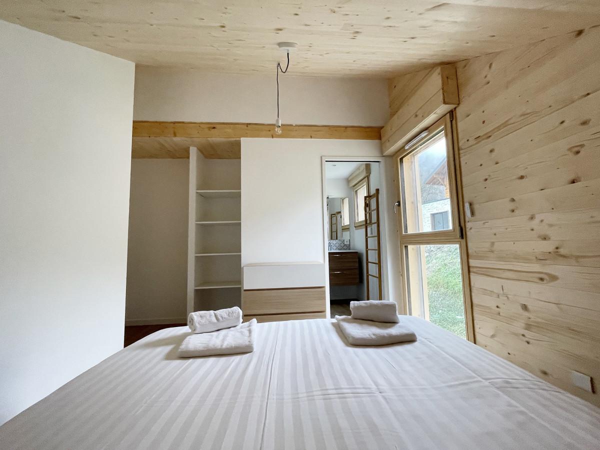 chaletdesamis-chambrehautverso-4305397