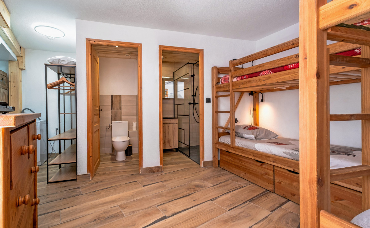 chambre-4-lits-avec-sdb-et-wc-4907032 chambre-4-lits-avec-sdb-et-wc-4907032
