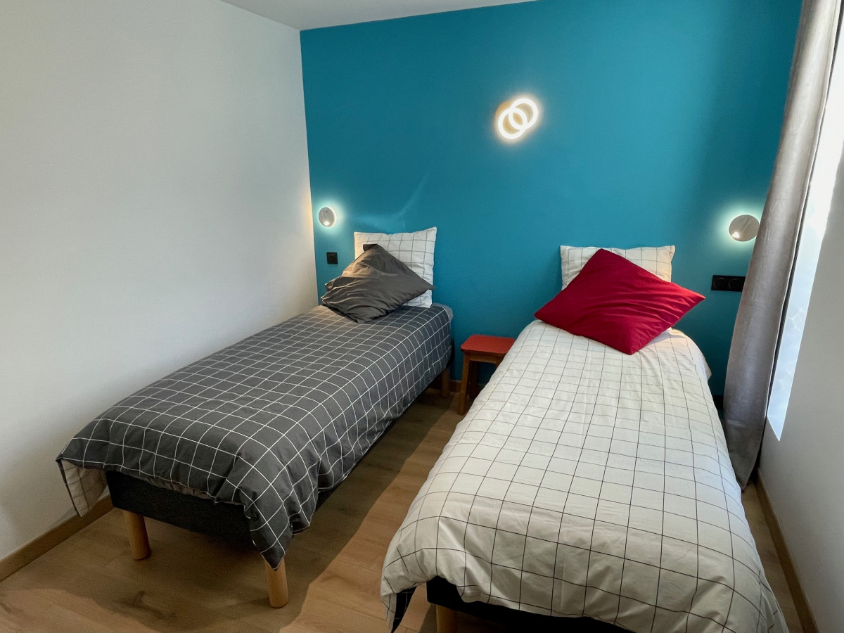 Chambre avec 2 lits jumeaux et TV