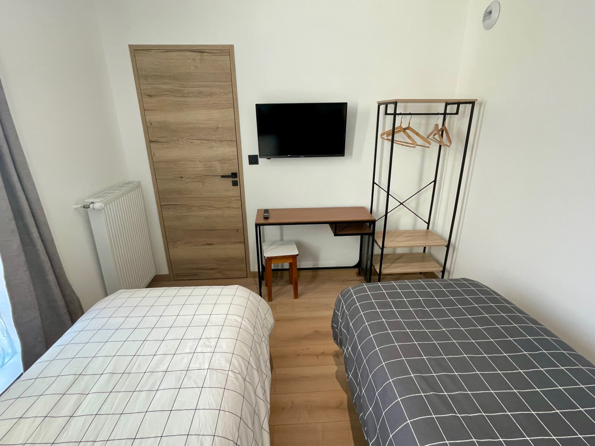 Chambre avec deux-lits jumeaux et TV