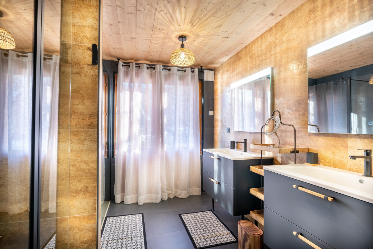 duplex-clochettes-salle-de-bain-a-4-4284366 duplex-clochettes-salle-de-bain-a-4-4284366