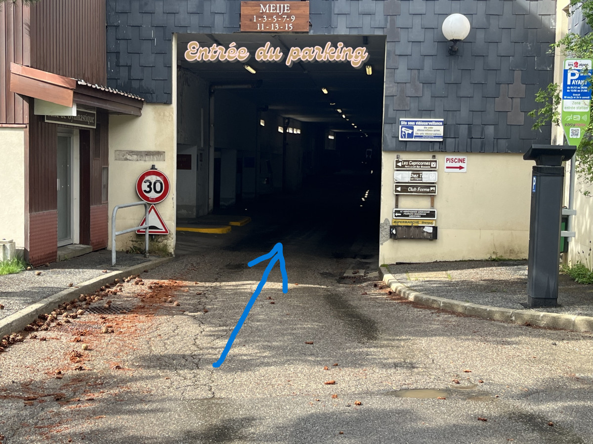 Entrée du parking Meije 3 / Même niveau que l'appartement