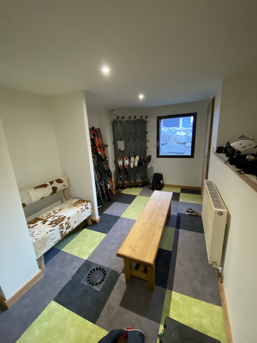 ski-room-4341485 ski-room-4341485