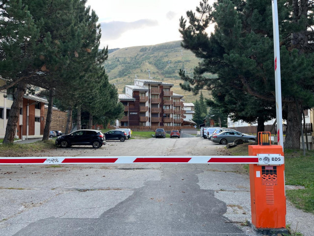 entrée parking extérieur.jpg