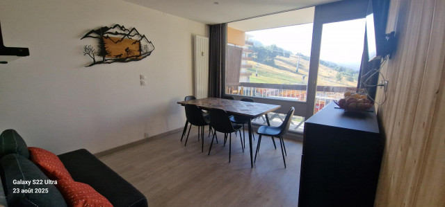 20250823-2s05-salon-1-3958947