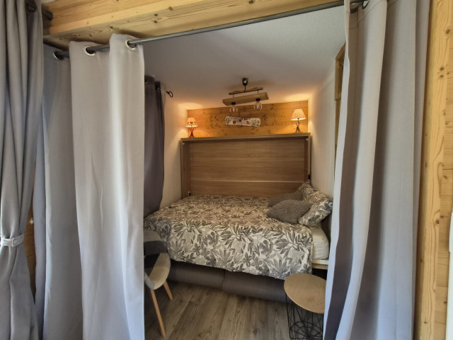 35-salon-coin-nuit-ferm-par-rideaux-5137445