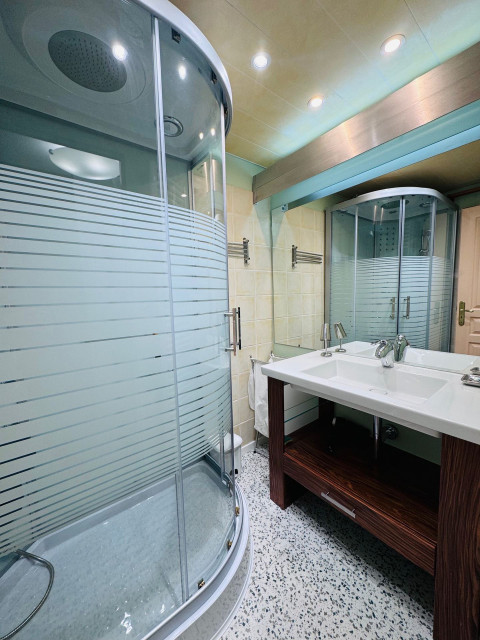 _lv_images__lot_0000000021_04_4176193 _lv_images__lot_0000000021_04_4176193