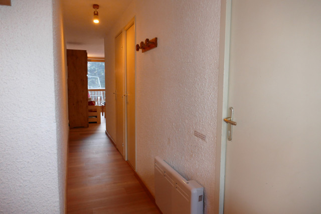 _lv_images__lot_0000000056_11_4465917