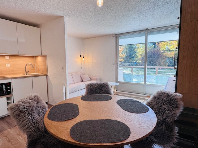 _lv_images__lot_0000000104_02_4588830