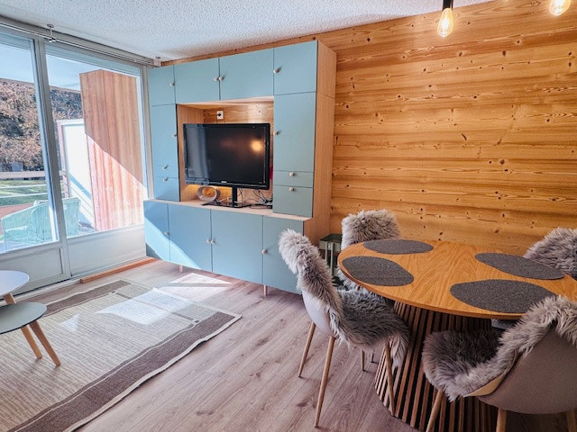 _lv_images__lot_0000000104_03_4533477