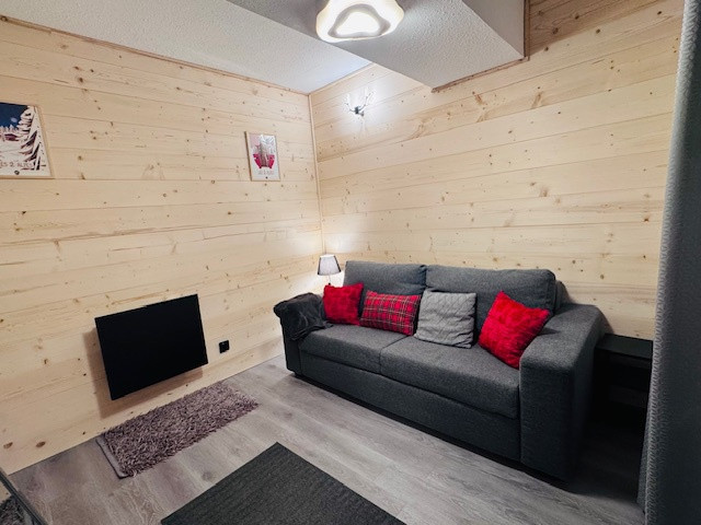 _lv_images__lot_0000000128_11_4395474