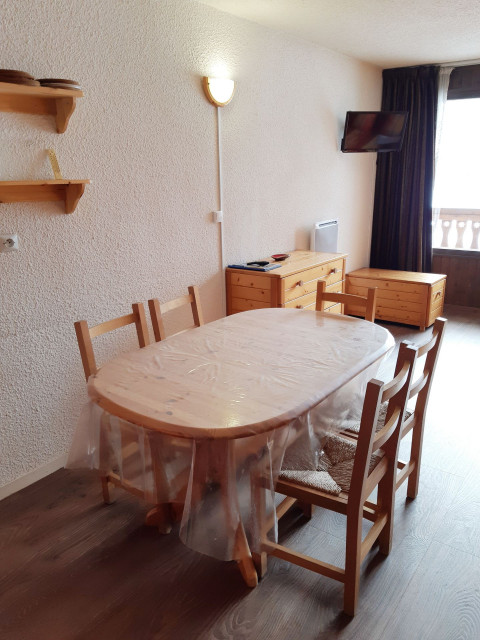 _lv_images__lot_0037250255_04_4385296