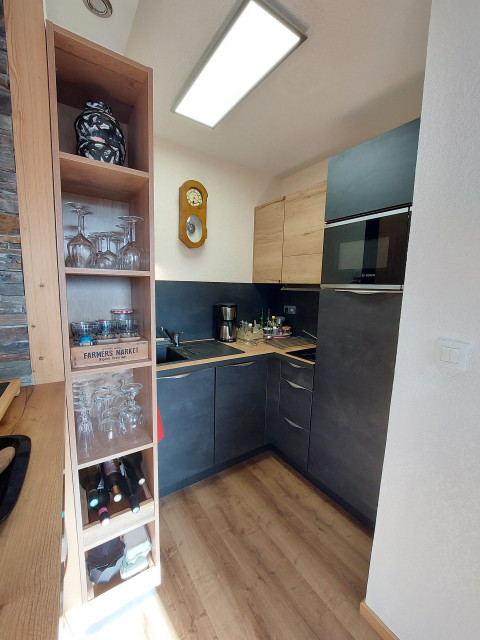 _lv_images__lot_0037251210_04_4529485