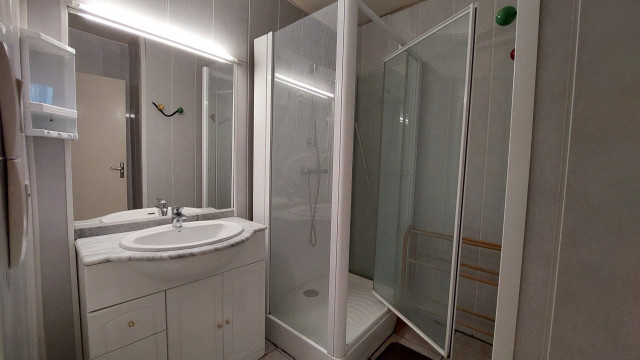 _lv_images__lot_0037251214_04_4227841