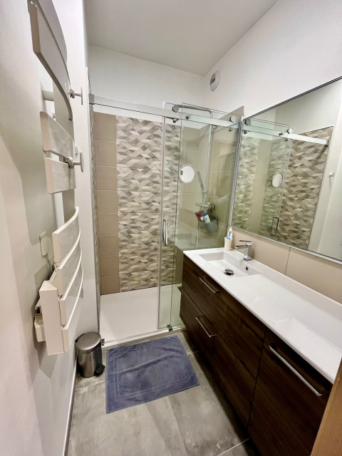 Salle de bain avec douche