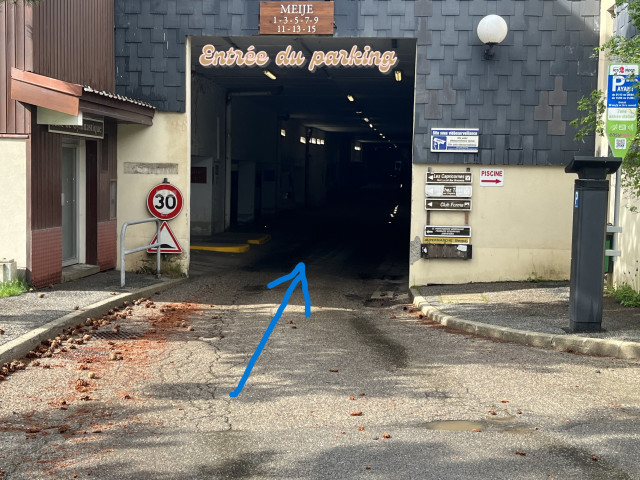 Entrée du parking Meije 3 / Même niveau que l'appartement