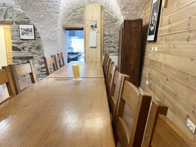 replat-table-4305352