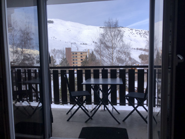 table-et-chaises-balcon-hiver-horizontale-4457042